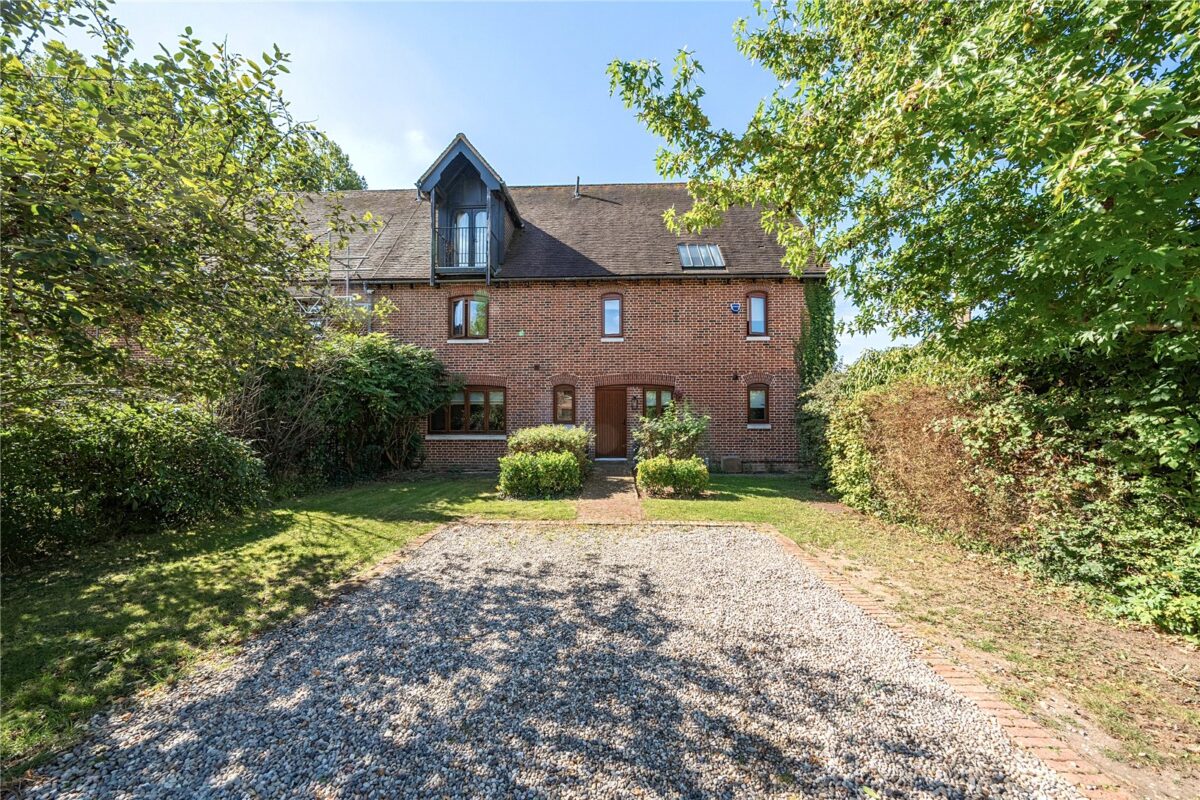 Dacres Gate, Dunmow Road, Fyfield, Ongar, CM5 0NQ