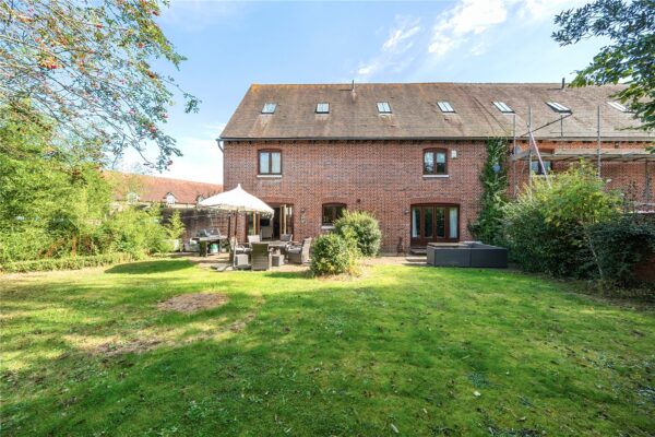 Dacres Gate, Dunmow Road, Fyfield, Ongar, CM5 0NQ