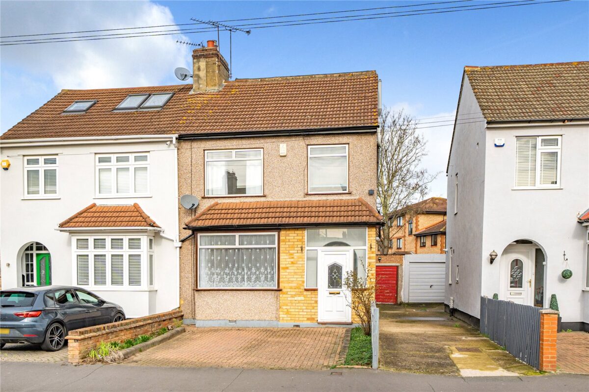 Standen Avenue, Hornchurch, RM12 6AA