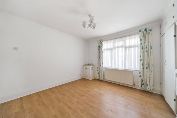 Ravenscourt Grove, Hornchurch, RM12 6HJ