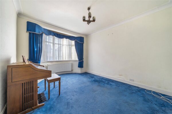 Ravenscourt Grove, Hornchurch, RM12 6HJ